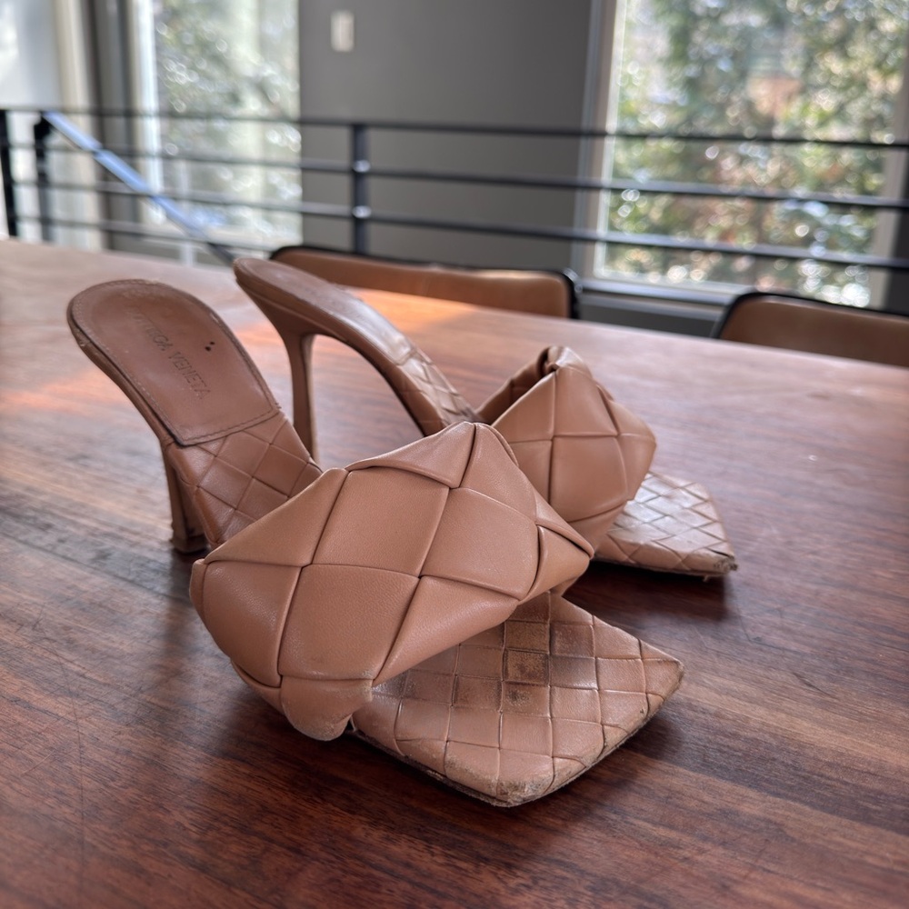 Used BOTTEGA Lido pumps